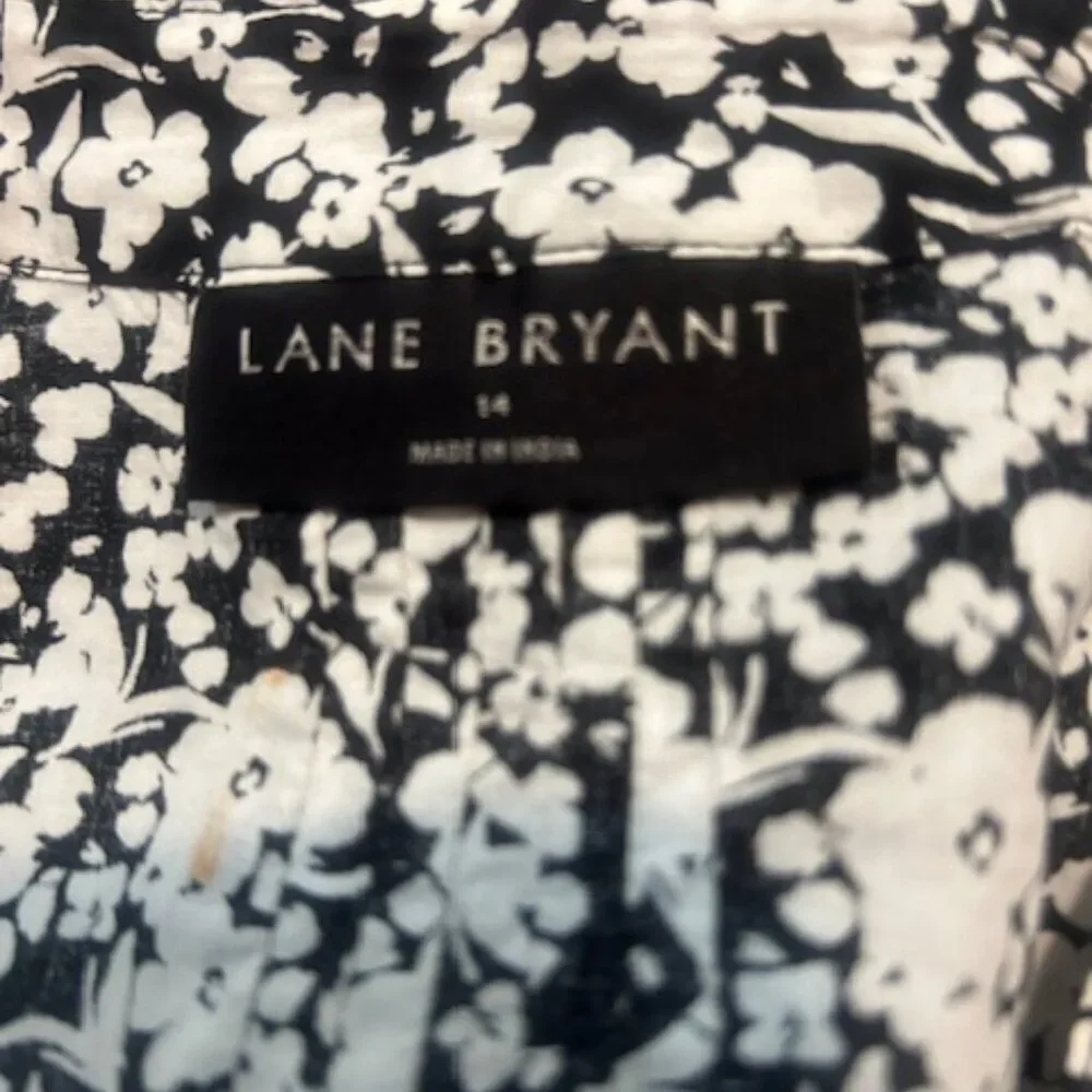Lane Bryant Cotton Black/White Floral split neck 1/2 button blouse, size 14